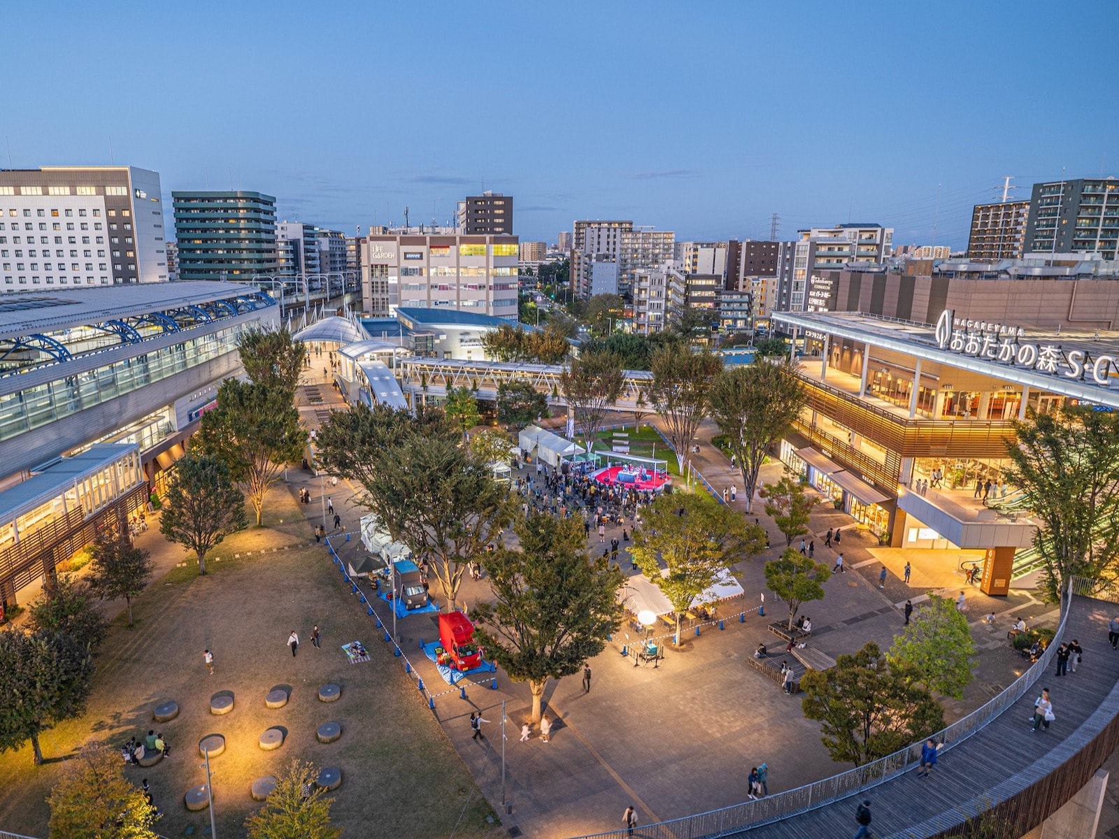 週末のイベントで賑わいを見せる流山おおたかの森駅駅前広場