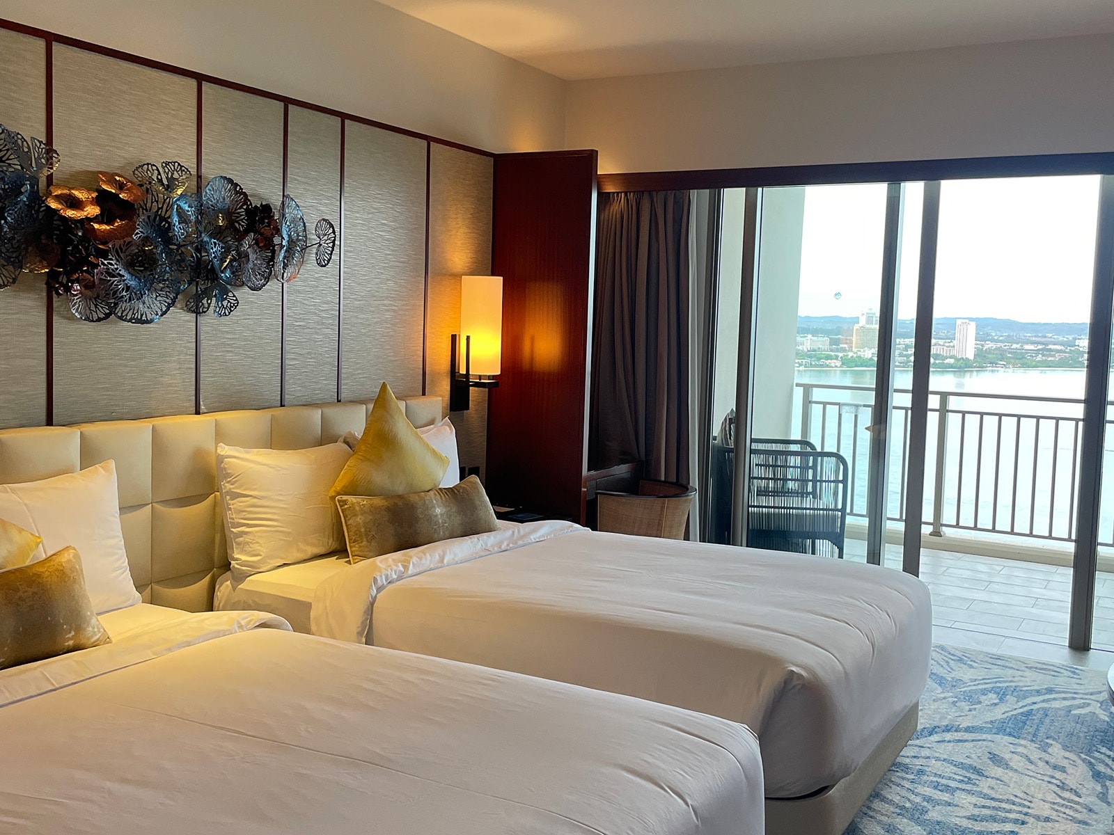 美しいタモン湾を望む客室