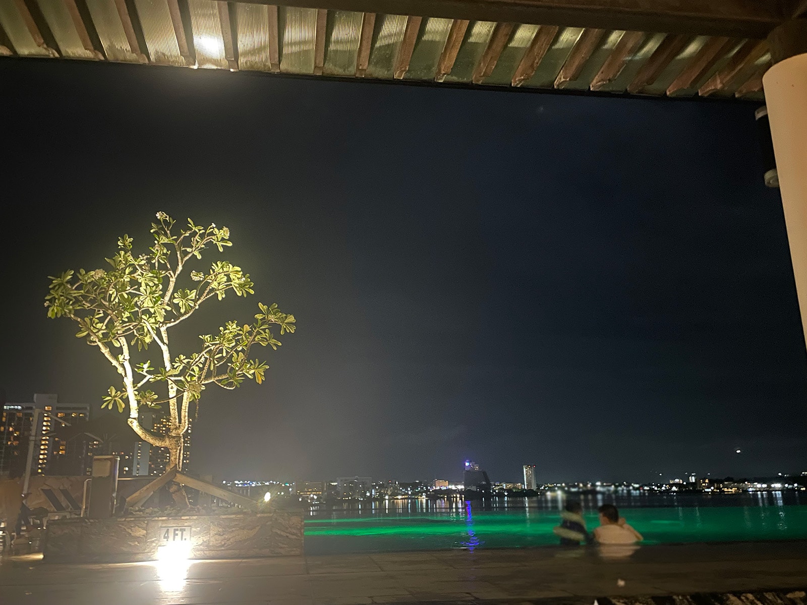 夜のインフィニティプール