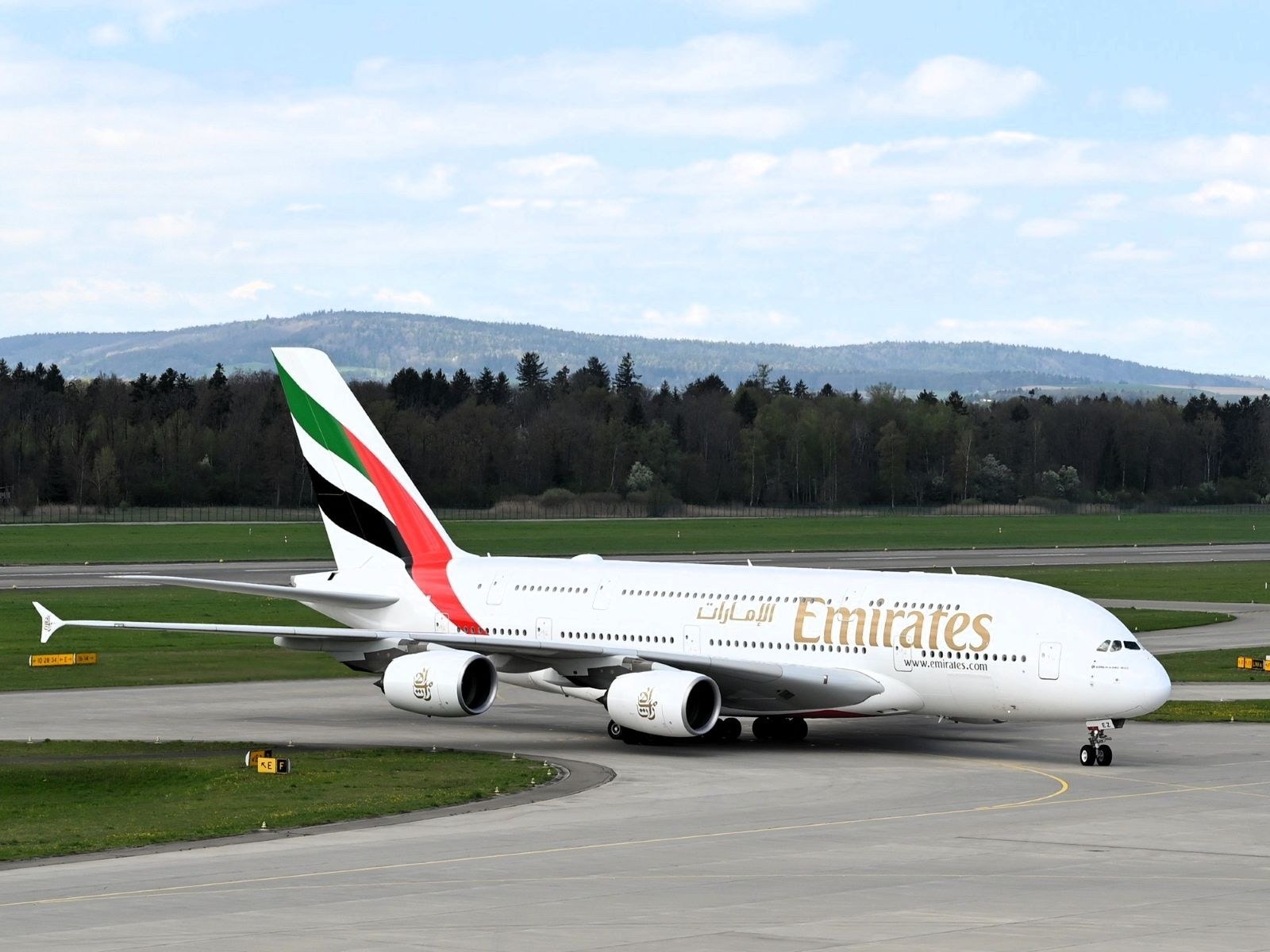 エミレーツ航空は総2階建ての飛行機「エアバスA380」を110機以上も保有する（筆者撮影）