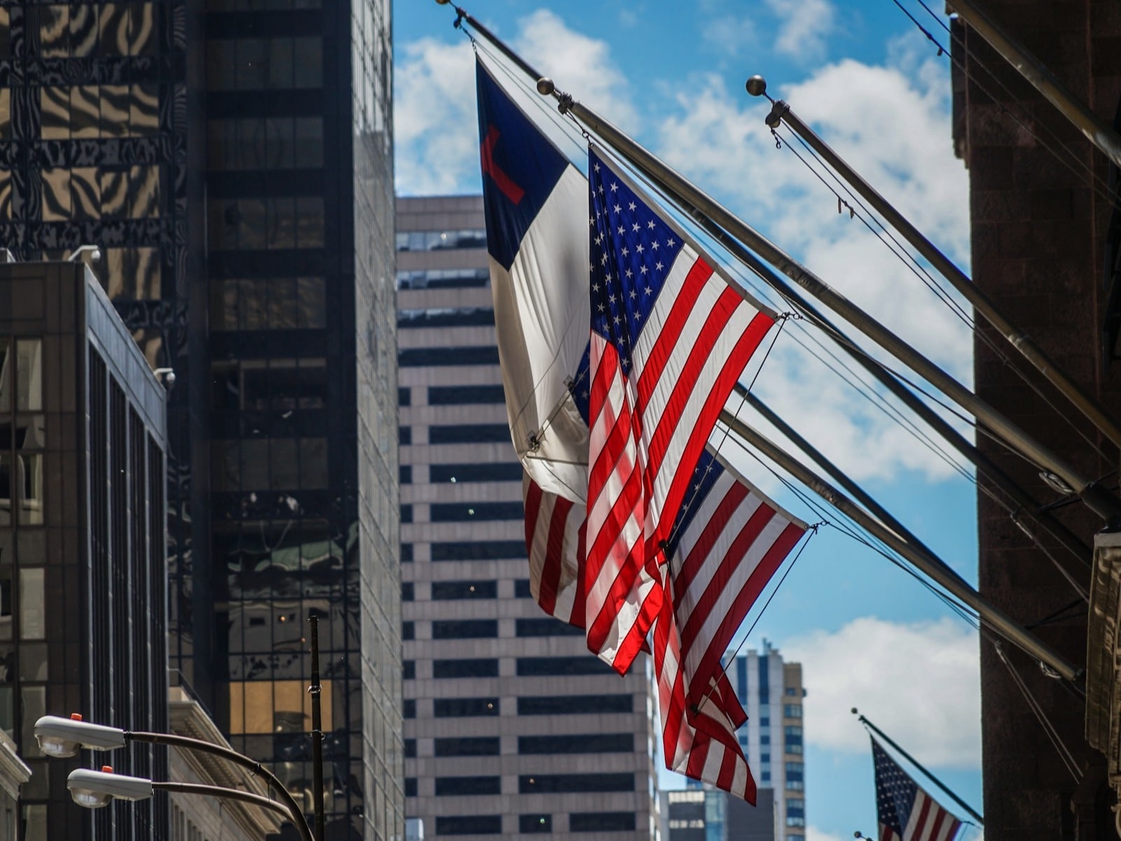 トランプタワーと星条旗（画像：PIXTA）