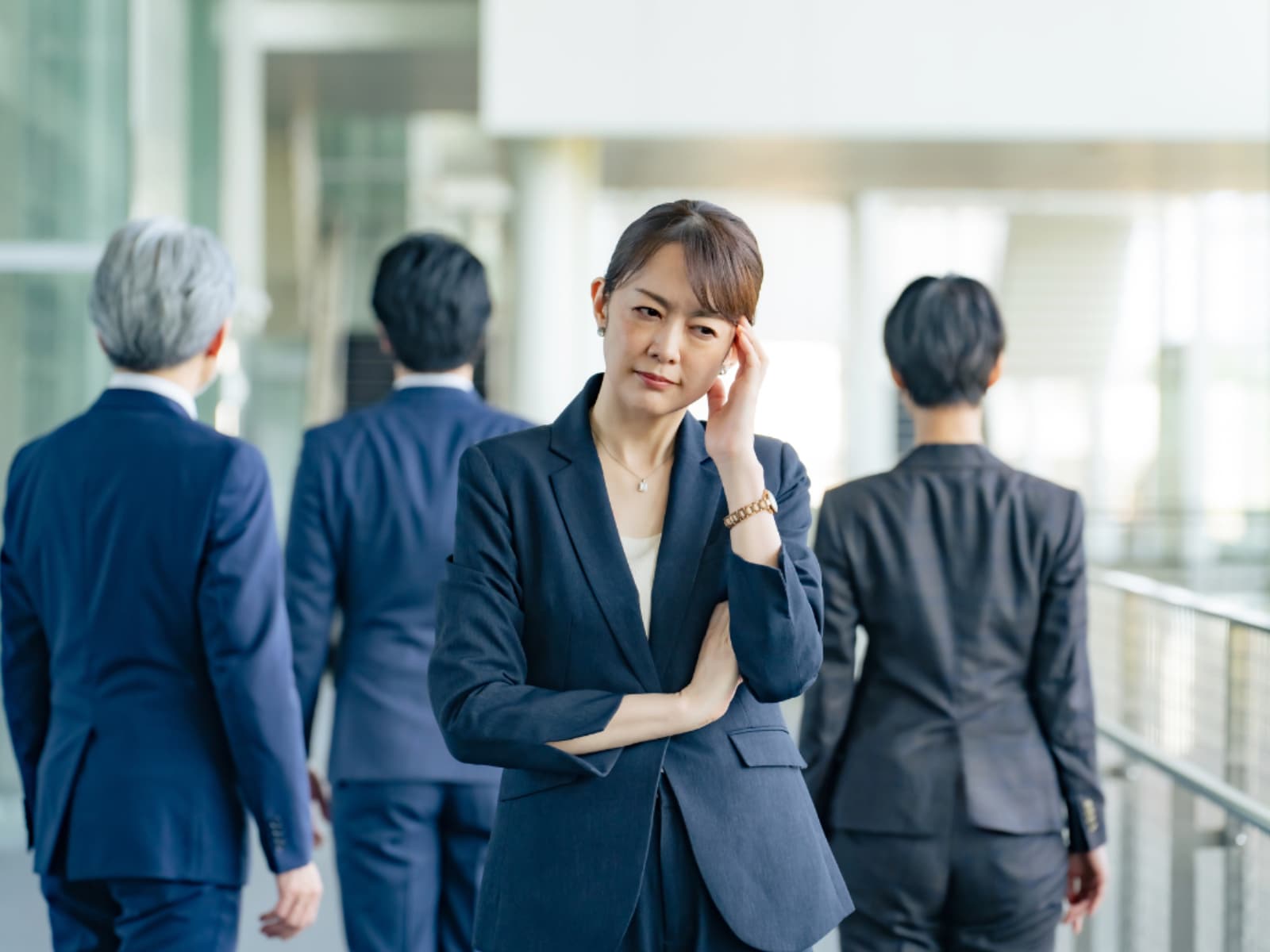 「女性管理職の割合を増やすために、実力がないのに選ばれた」という周囲の視線が怖いです。