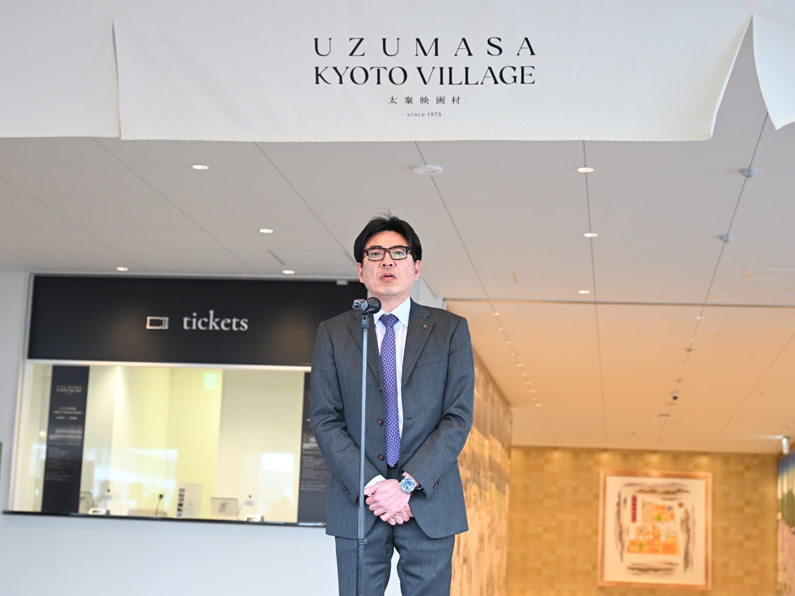 東映太秦映画村の鎌田裕也・代表取締役社長。報道陣を前にあいさつ（筆者撮影）