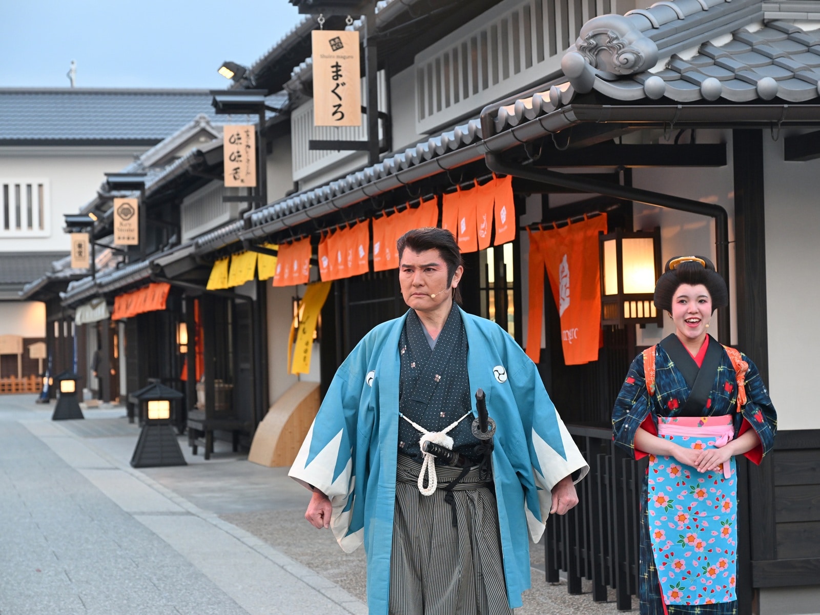 映画村内では東映所属の役者が行う芝居が身近に見られる（筆者撮影）