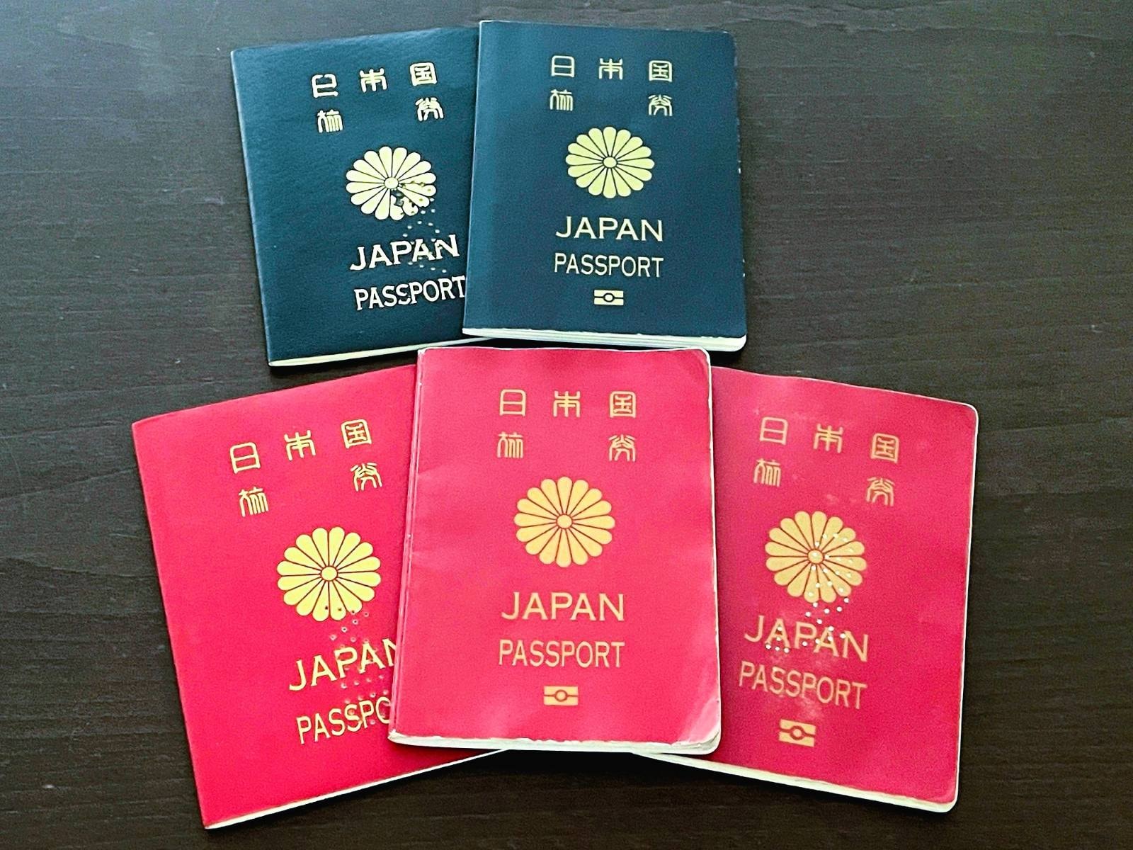 日本の一般旅券は5年有効（上）と10年有効がある（筆者撮影）