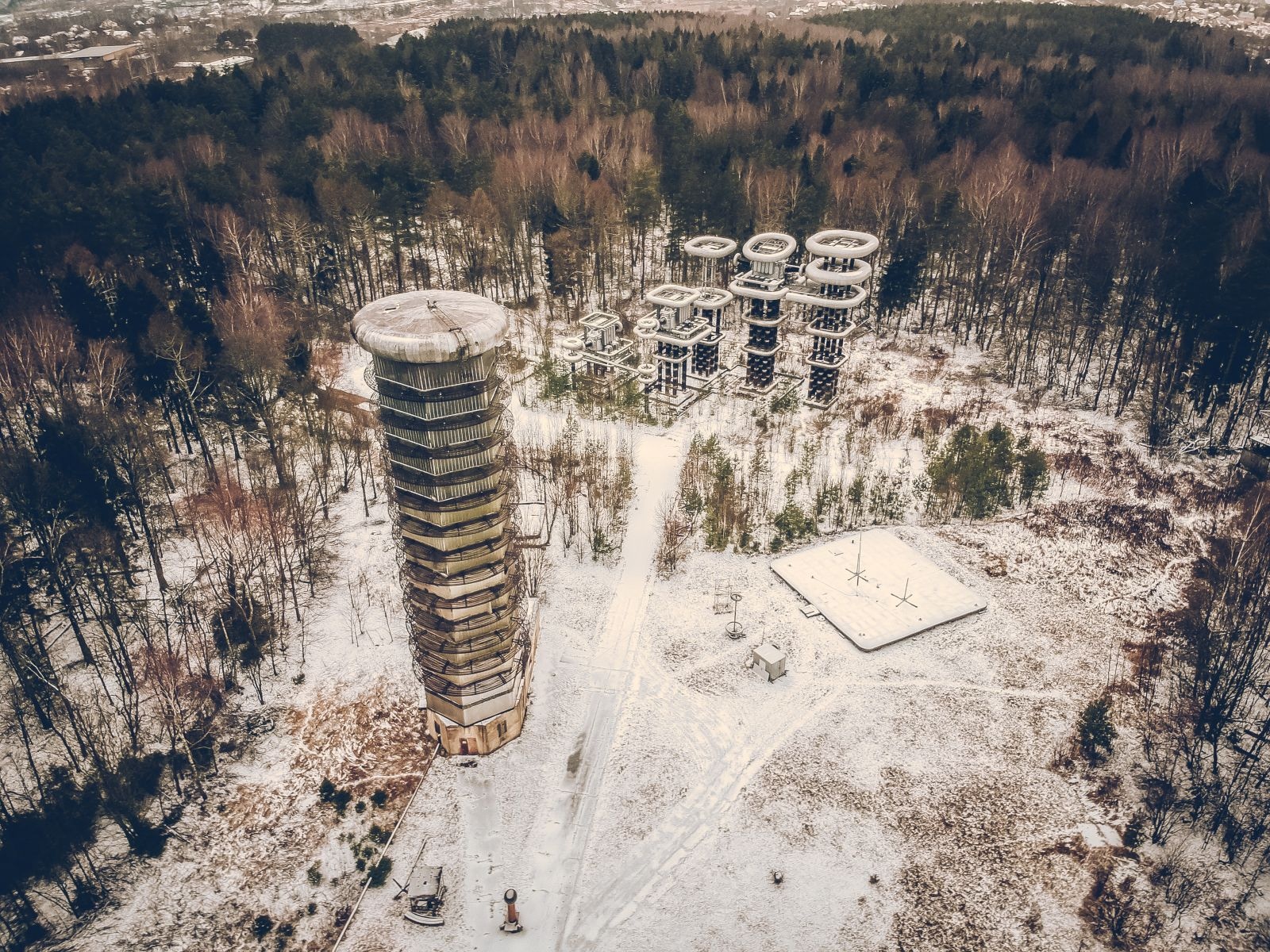 実験設備では超高電圧交流・直流送電用機器の開発と試験、また人口電撃による物体への電気的影響の研究も行っていた。