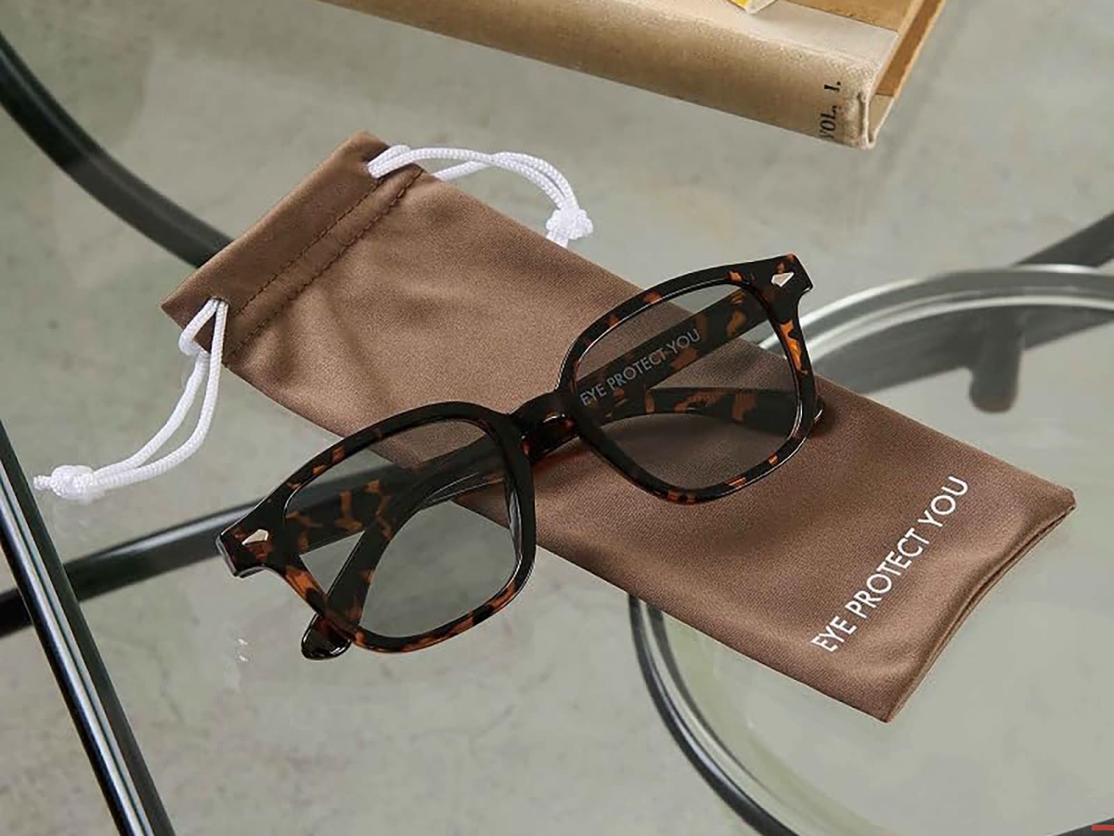 “さらに”小顔に見える！調光サングラス＆メガネふきになる巾着ケース（河北裕介さん監修）