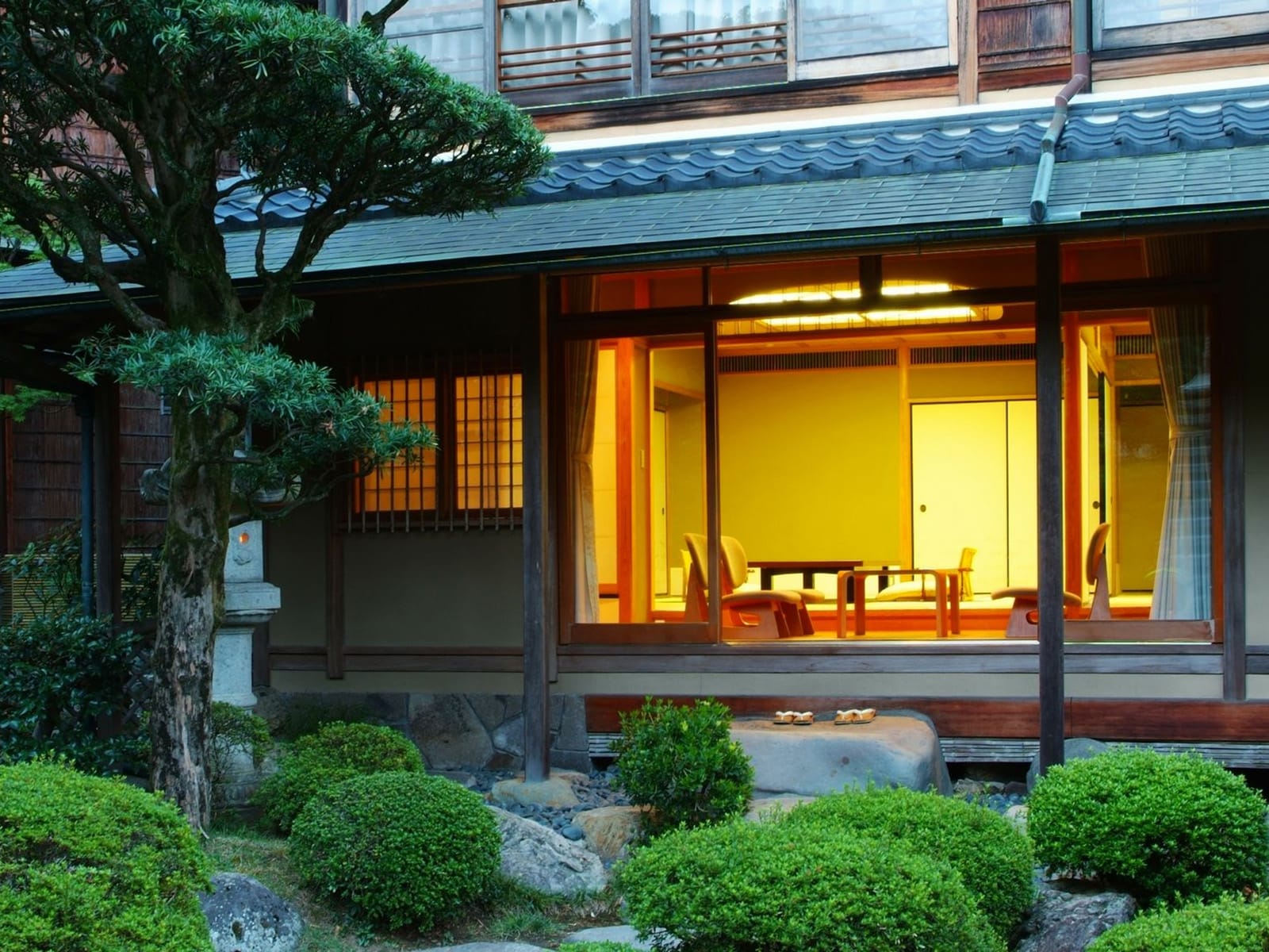 趣ある数寄屋造りの建物