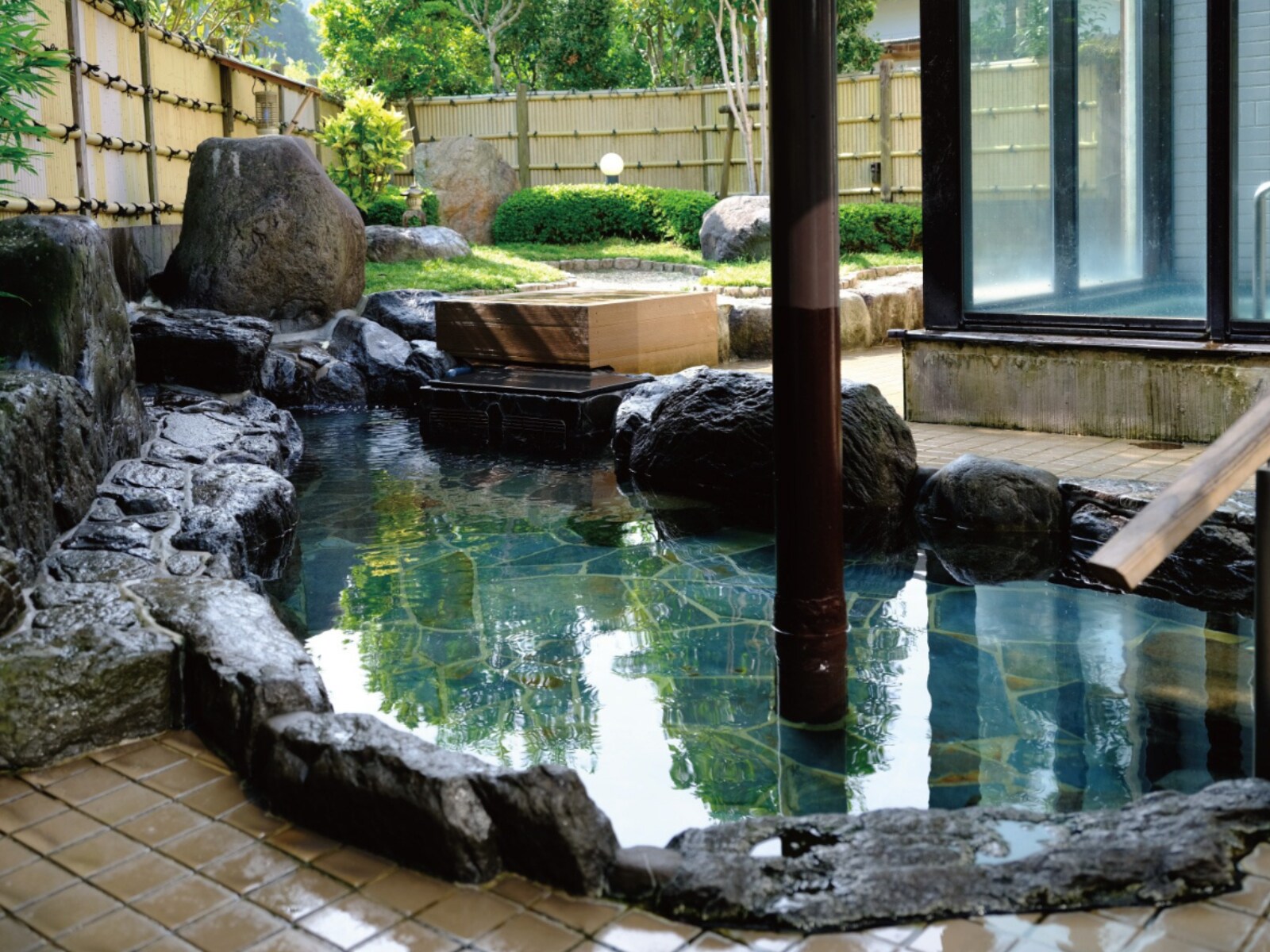 「薬王寺の湯 偕楽荘」公式Webサイトより