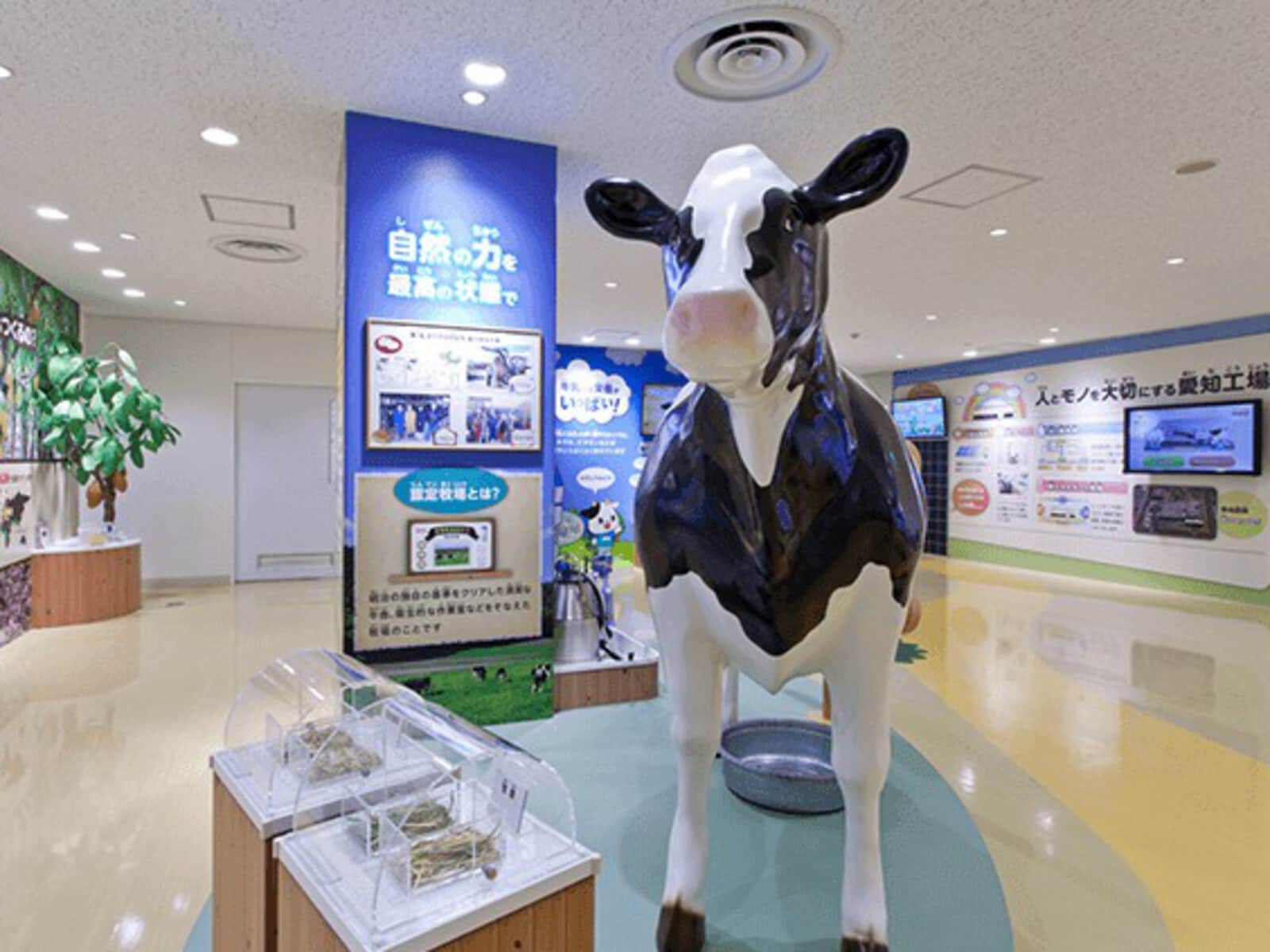 等身大の牛の模型（画像出典：明治なるほどファクトリー愛知公式サイト）