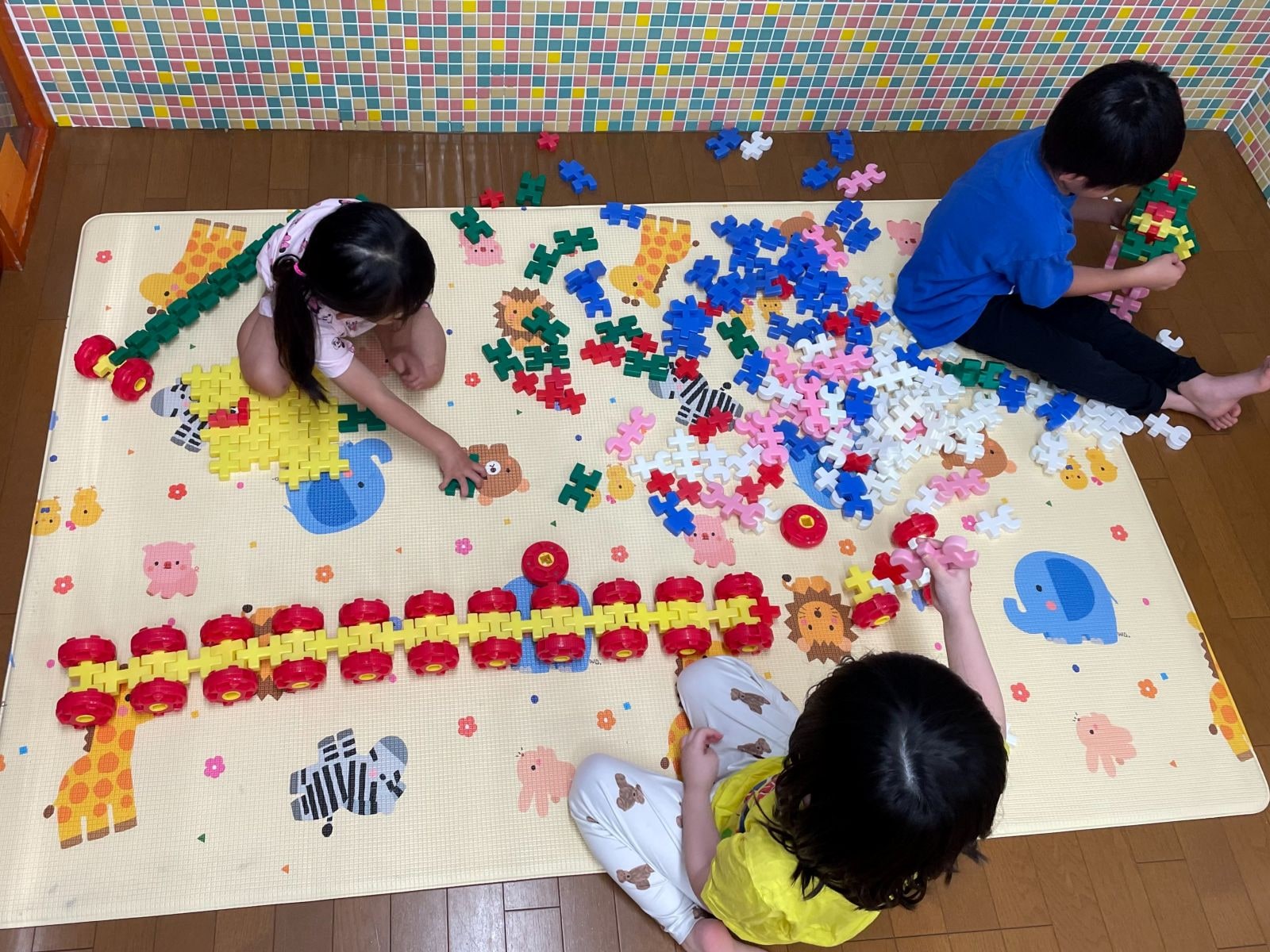 園内に用意されたおもちゃで遊ぶ子どもたち。ドリームでは、子どもたちが過度な不安を感じないよう、家庭的な落ち着いた環境づくりが徹底されている