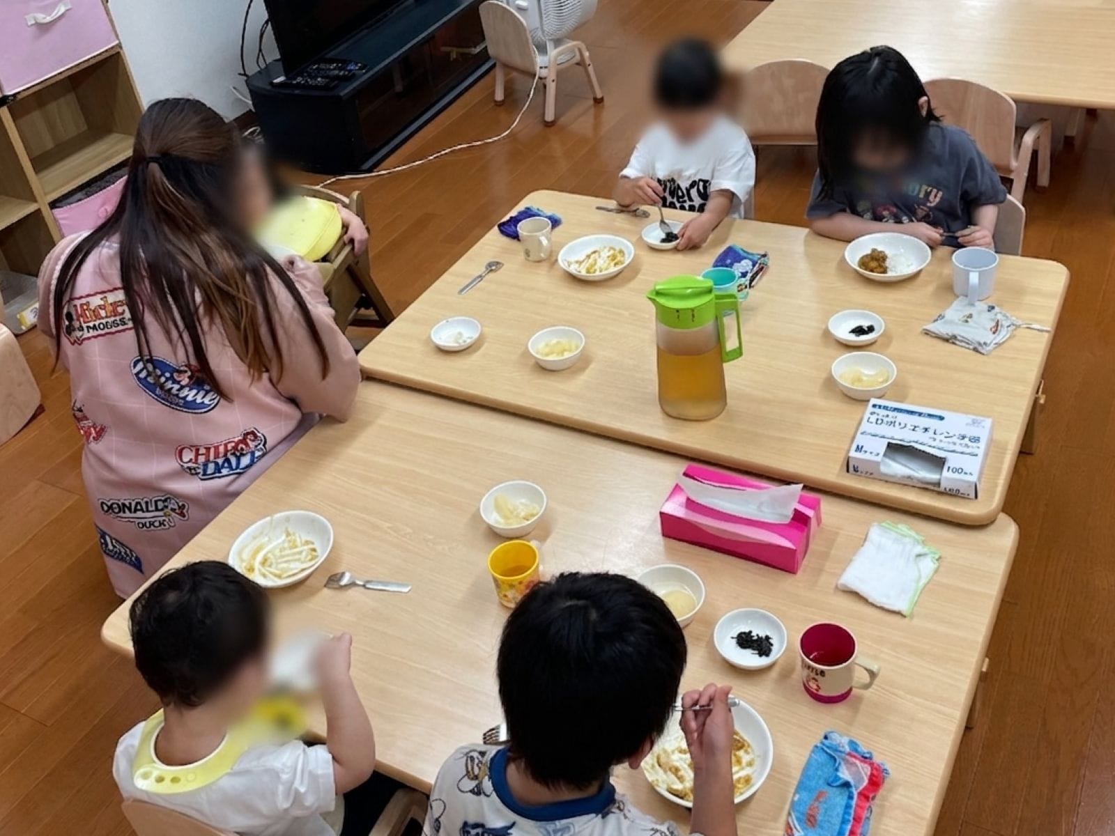 園内で提供される夕食をみんなで囲む。保護者の登園時間に合わせ、夜7時半〜8時頃に専門の調理員が作った温かいごはんが振る舞われる