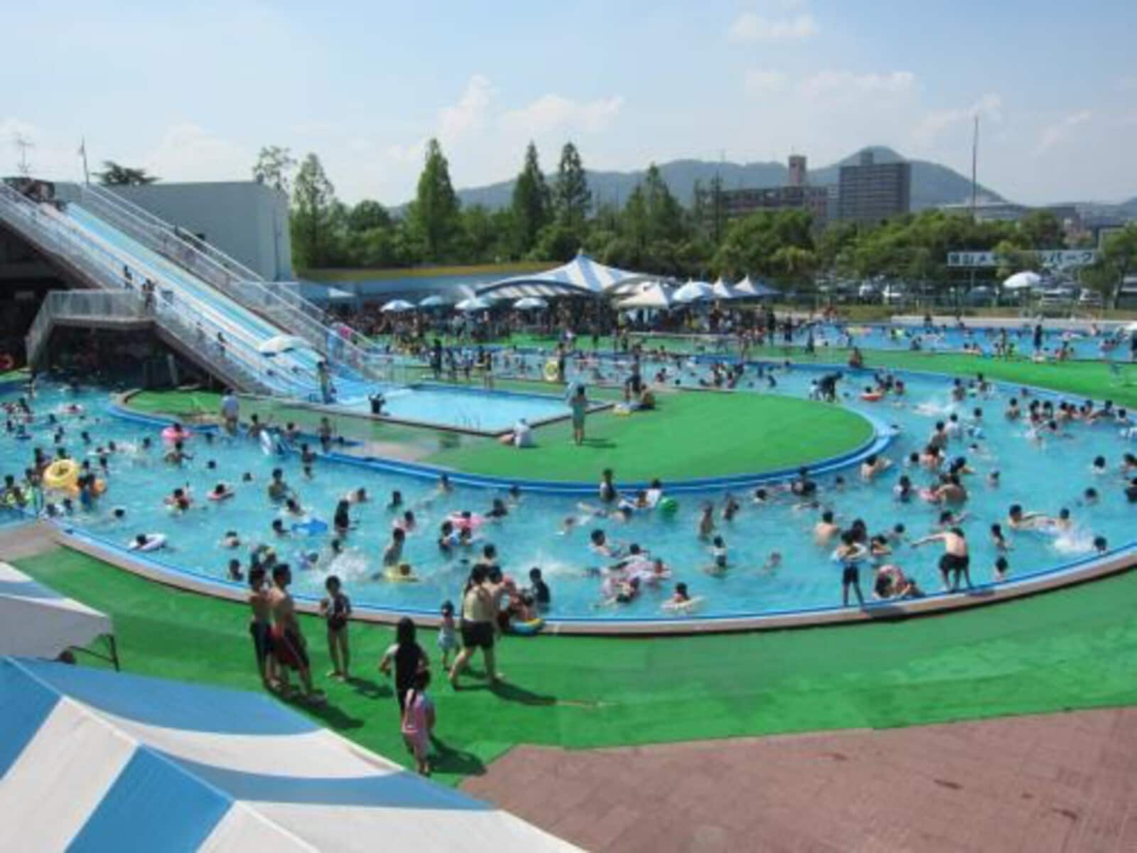 福山メモリアルパークプール広場