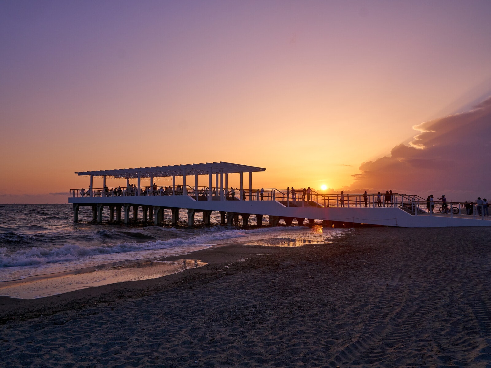The SUNSET Pier & Café