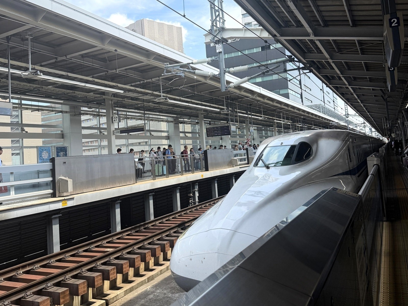 東海道・山陽新幹線は、2025年から夏限定で「ひかり」の一部列車に弱冷房車を試験導入している（筆者撮影）