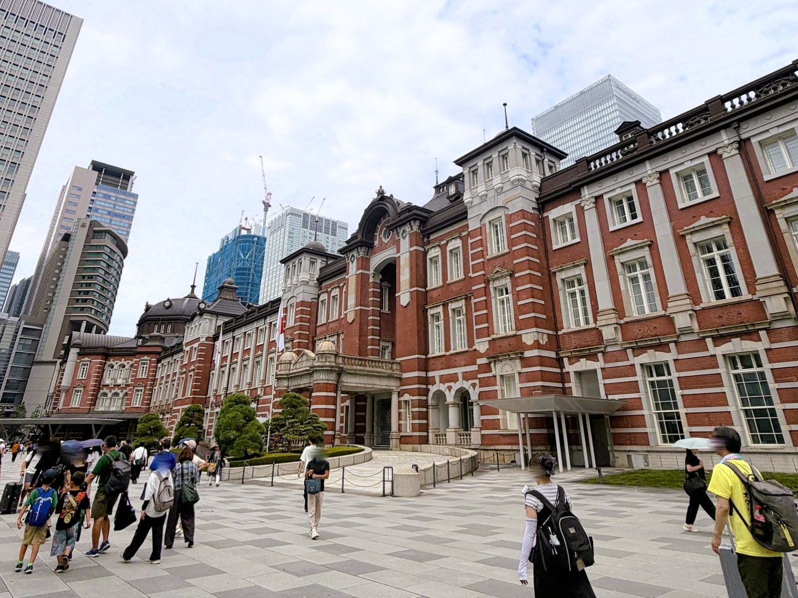 2026年8月1日の東京駅丸の内口。曇り空なのに暑い空気がこもってサウナ状態（筆者撮影）