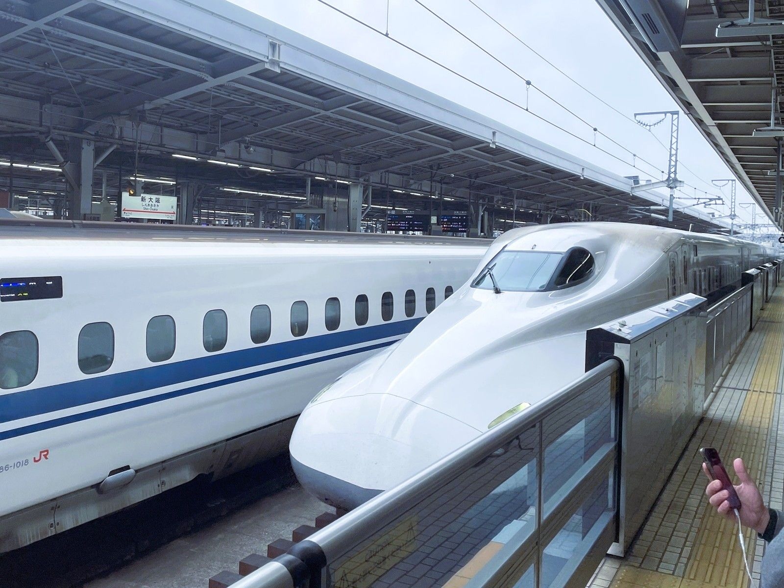 東海道・山陽新幹線。最近は繁忙期だけでなく、通常期も混雑することが多い（筆者撮影）