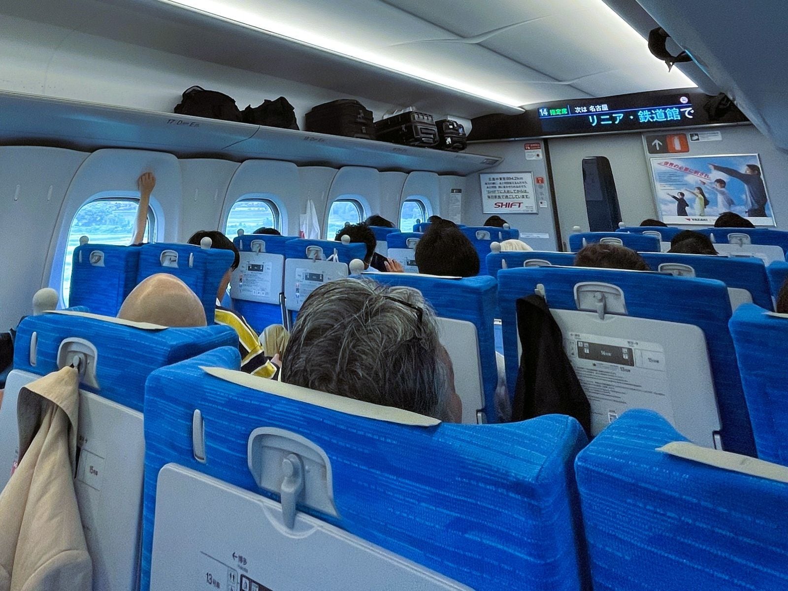 新幹線の指定席も、利用する時間帯によっては混雑している（筆者撮影）