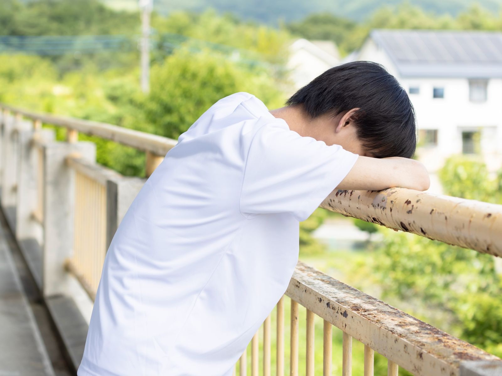なぜ「褒めて育てた子」ほど「どうせ自分なんて……」と自信を失ってしまうのか？（画像出典：PIXTA）