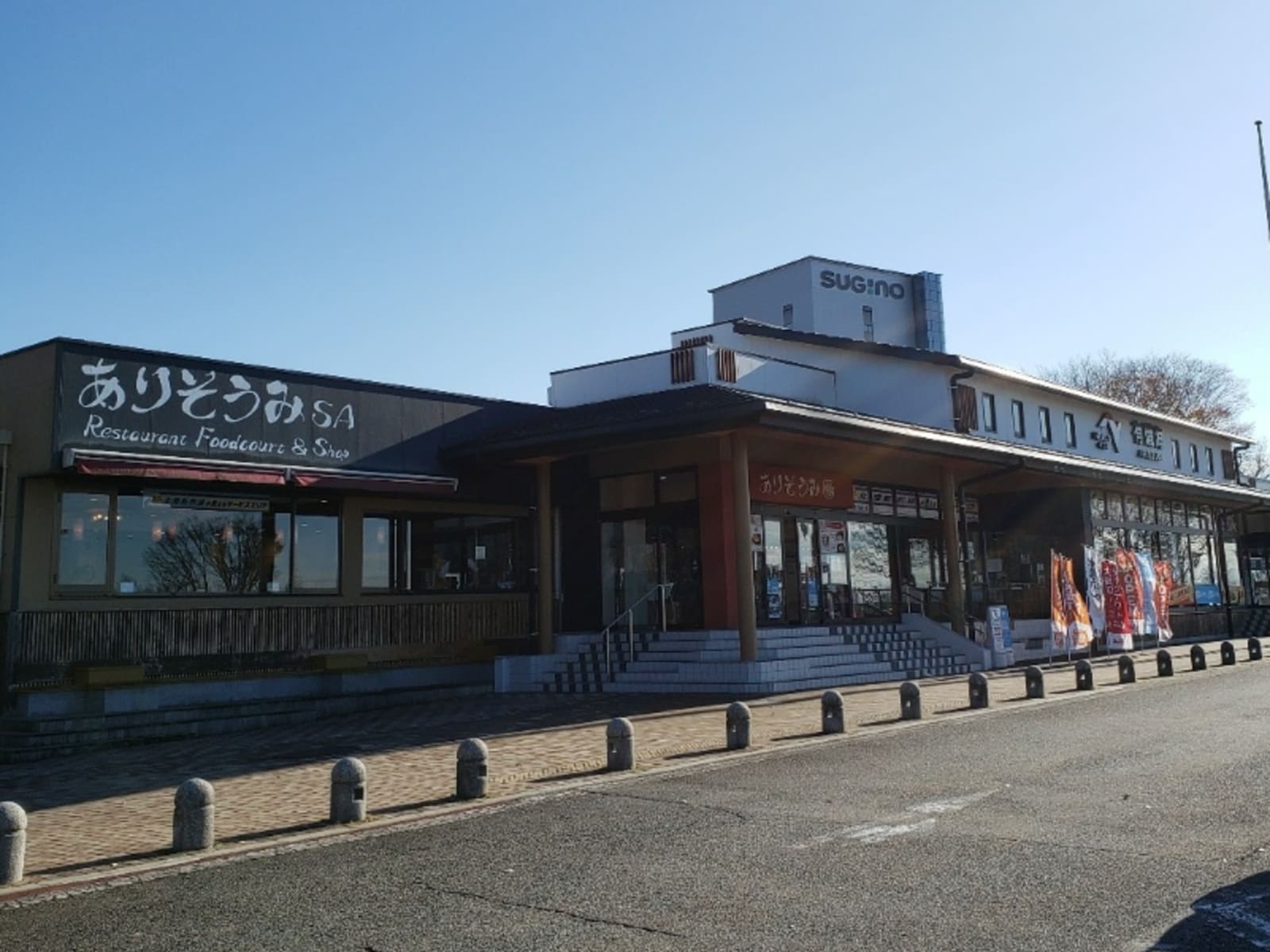 有磯海SA上り線から見える北陸新幹線