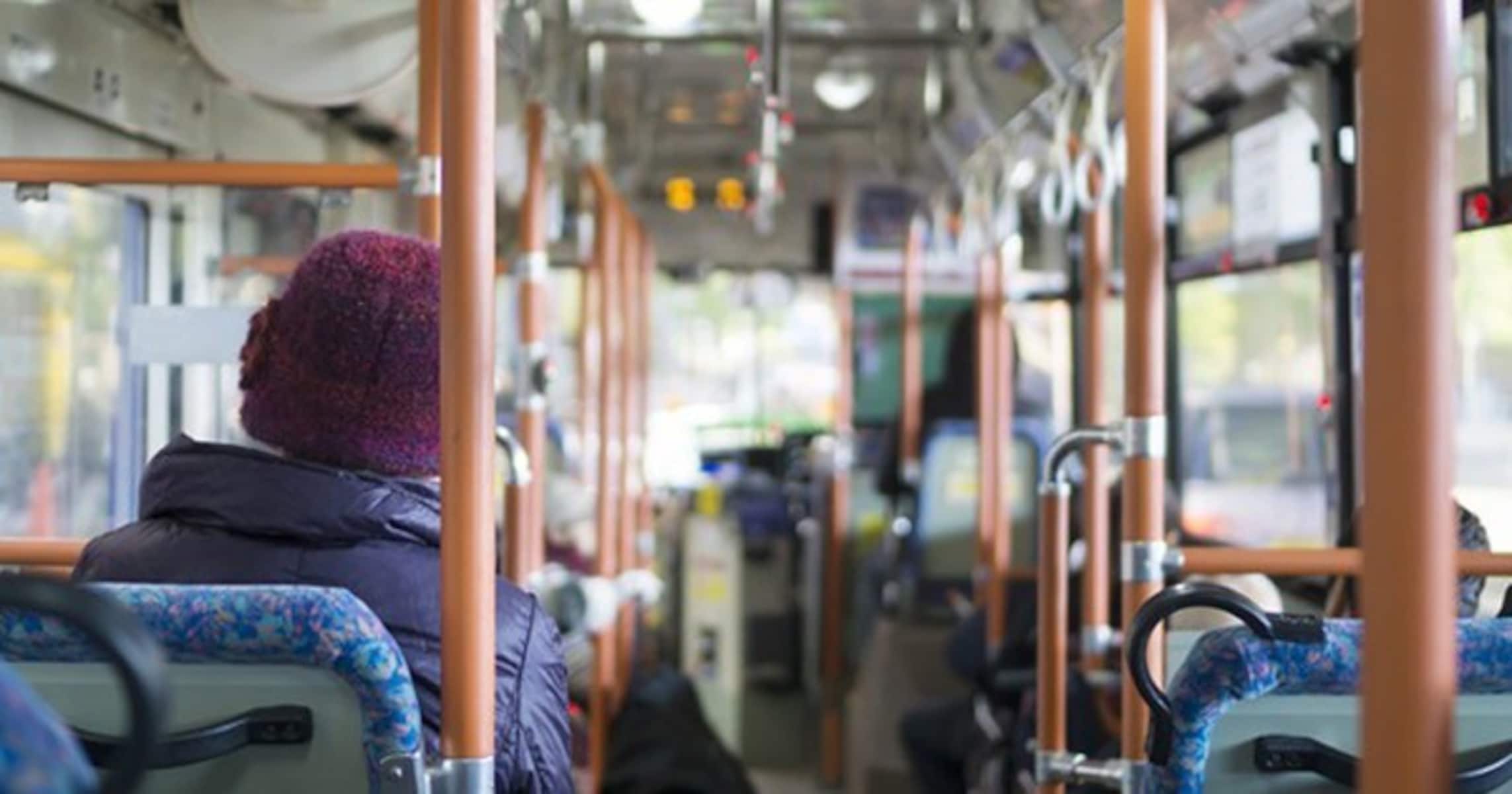なぜ路線バスではシートベルトをしなくていいのか？
