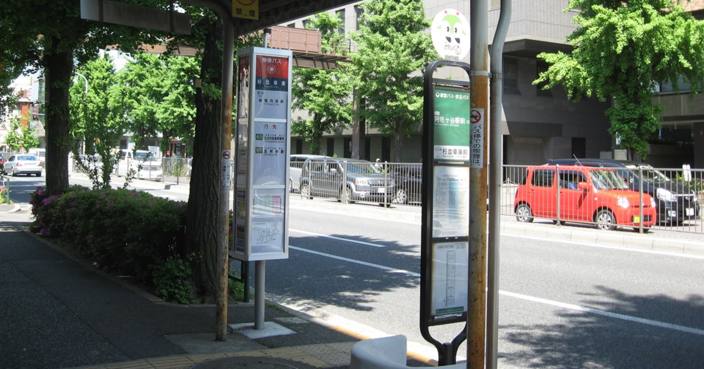 【不思議な道交法】バス停は反対車線も駐車禁止！意外に知らない「標識がなくても駐禁になる場所」とは？