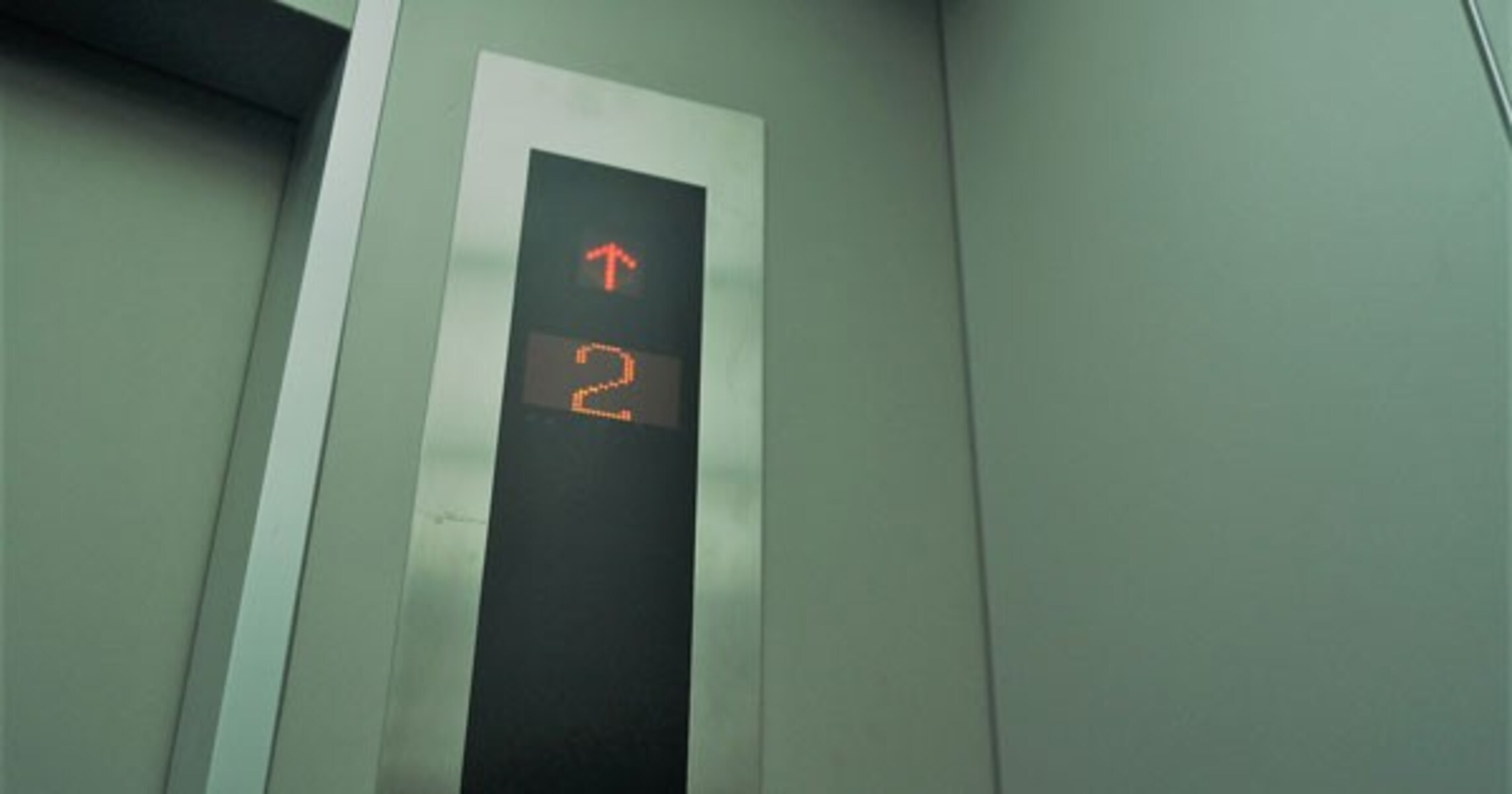 他人とエレベーターで2人きり… 「ついつい階数表示ランプを見ちゃう」理由とは？