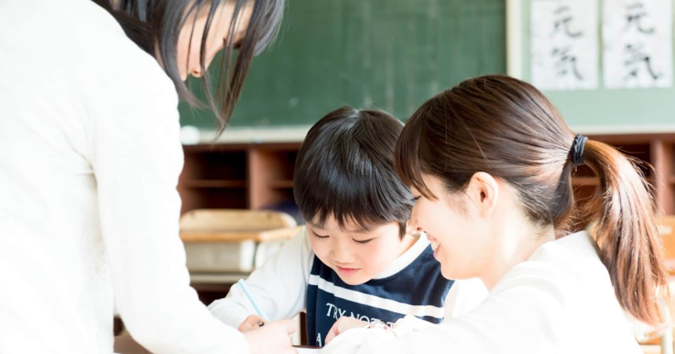 息子が通う小学校は漫画持ち込み禁止。そこでクラスの子どもたちがとった衝撃の行動に「柔軟な発想力」「小さい社会が出来ている」と称賛の声殺到