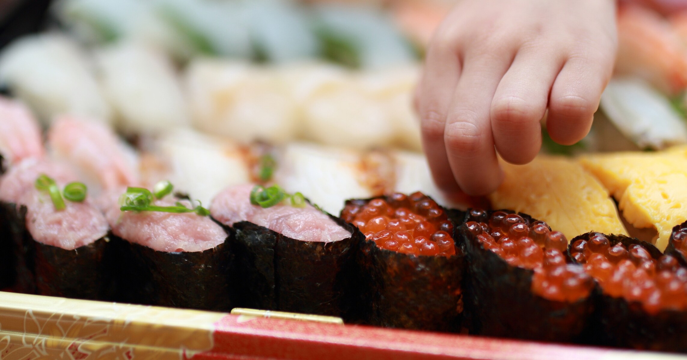 毎年お盆に大量の寿司を握ってもらっていた家族…実はお寿司屋さんから陰でこう呼ばれてた！？まさかの呼び方に「ごっつぁんです」「（寿司）残った？」