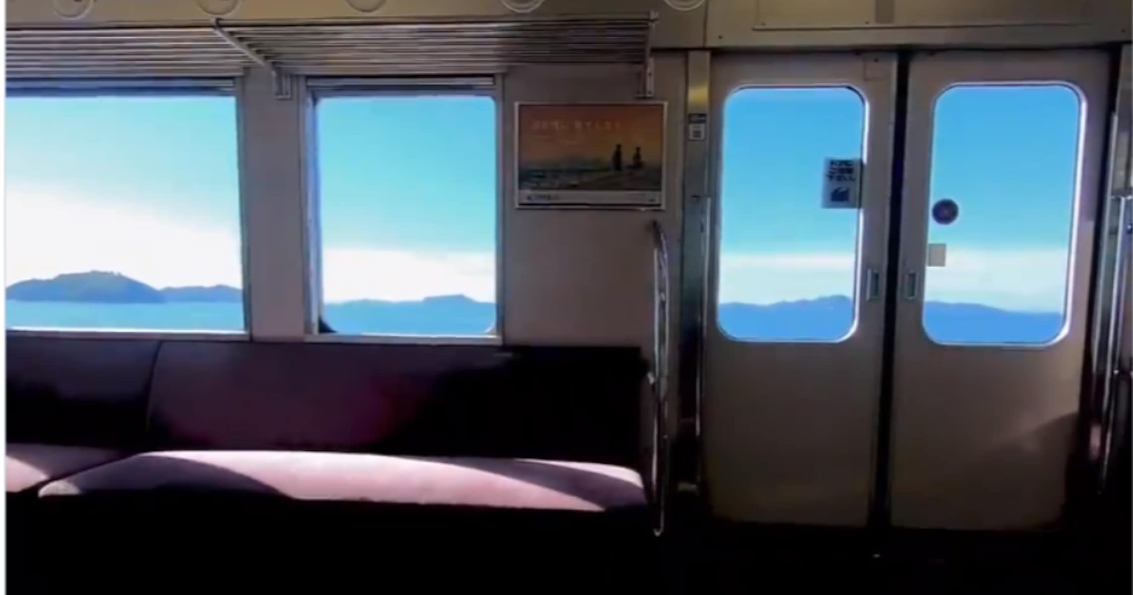 まるで海の上を走っているみたい…！ 香川県の電車から見える風景がきれいすぎると話題に