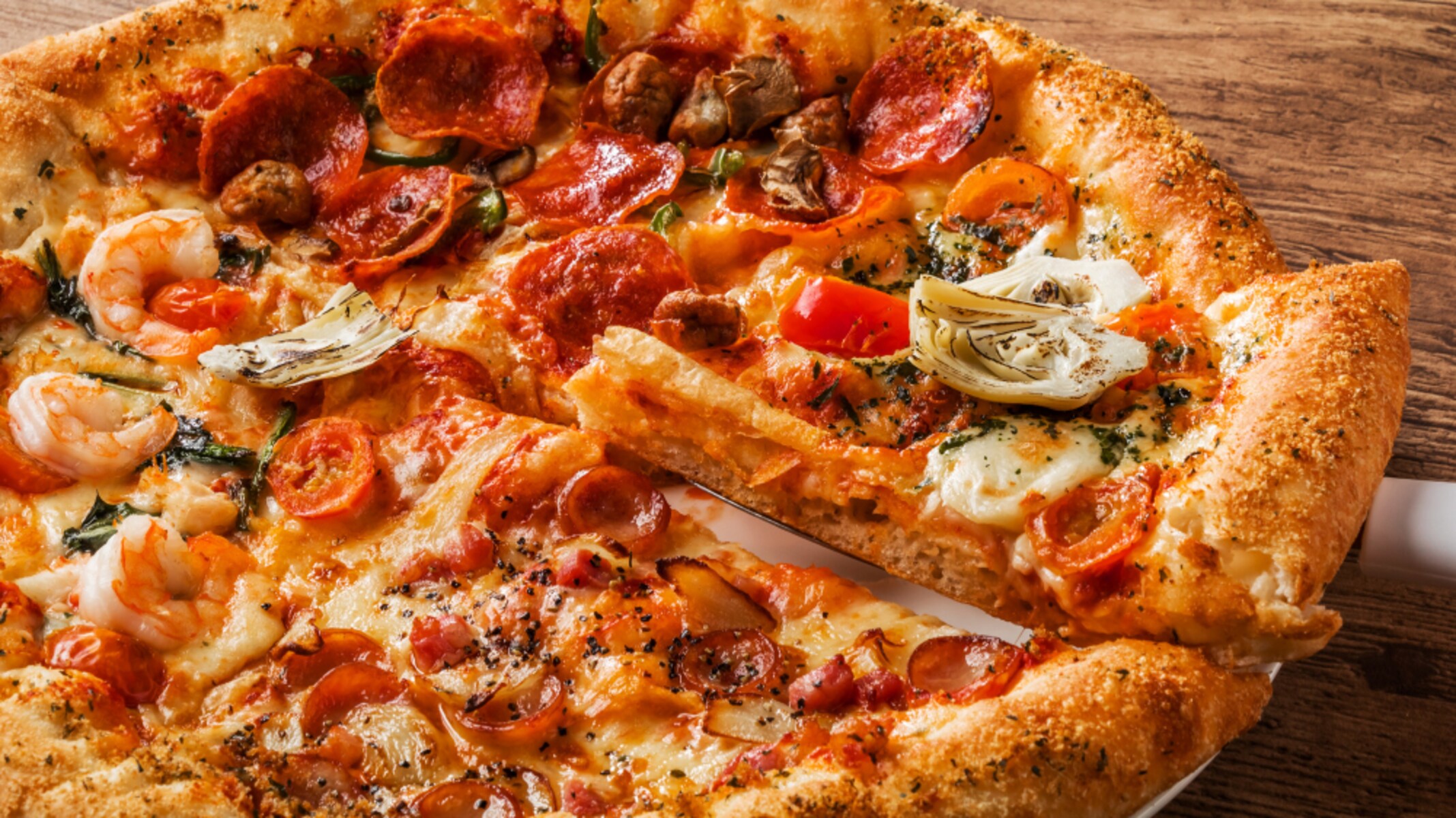 実は食べ方も異なる？「ピザ」と「ピッツァ」の違いとは