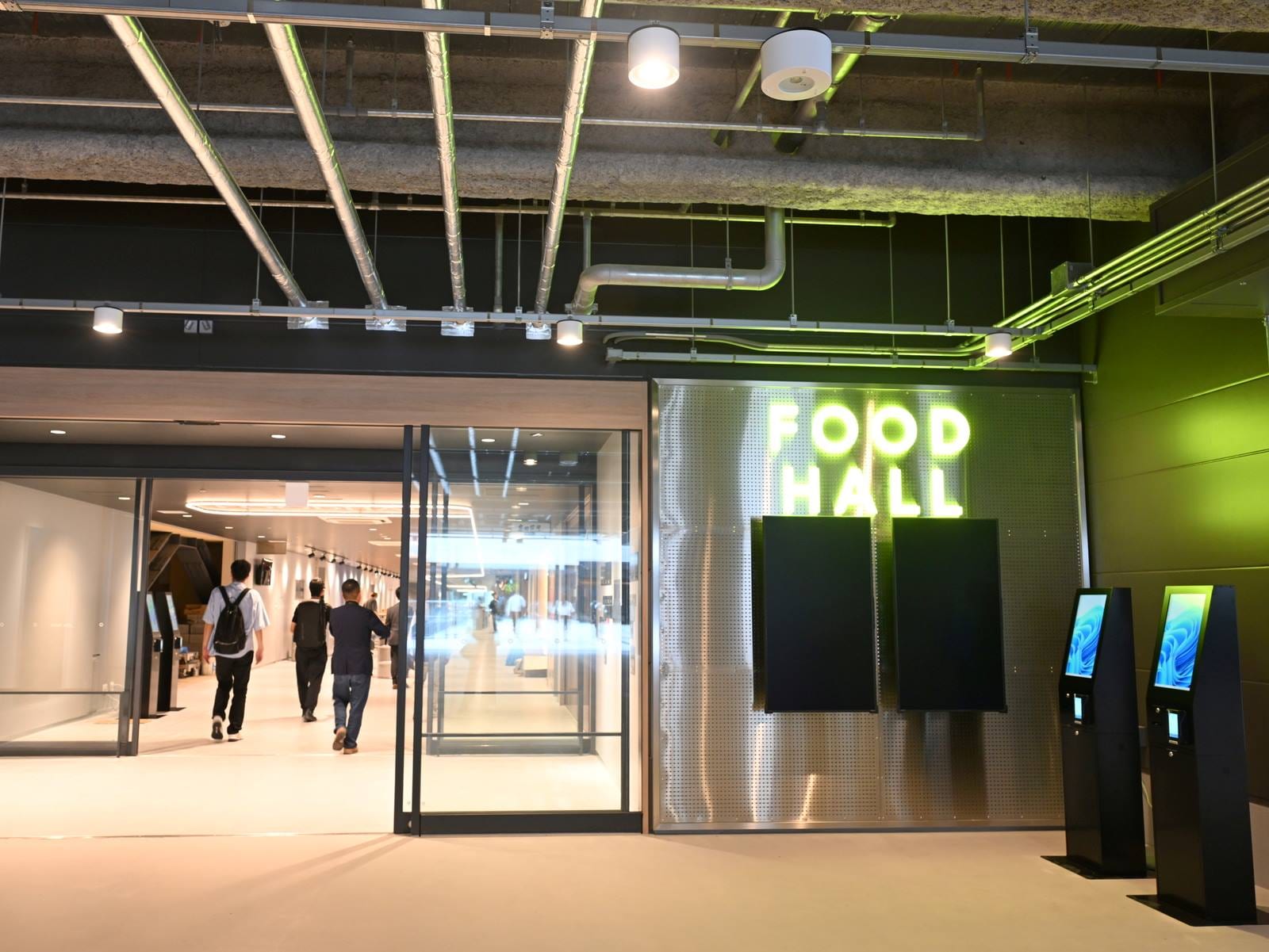「FOODHALL」も人気グルメ店ぞろい。試合後も楽しめるのがまたいい（撮影：シカマアキ）