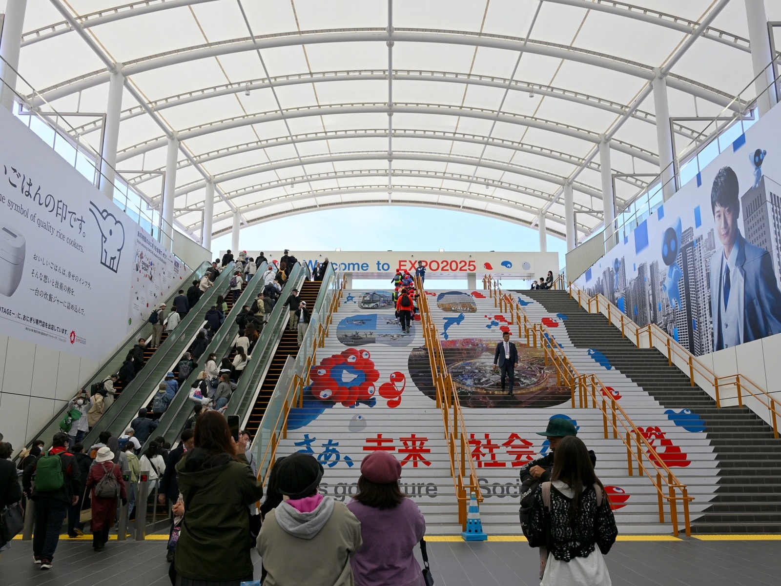大阪メトロ中央線「夢洲駅」の改札を出てすぐの大階段。4本のエスカレーターと、背後にはエレベーターもあった