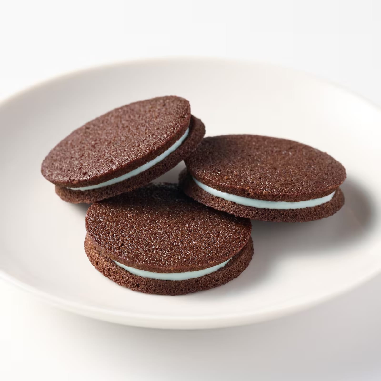 チョコミントのチュイルサンド（税込290円）（画像出典：公式Webサイト）