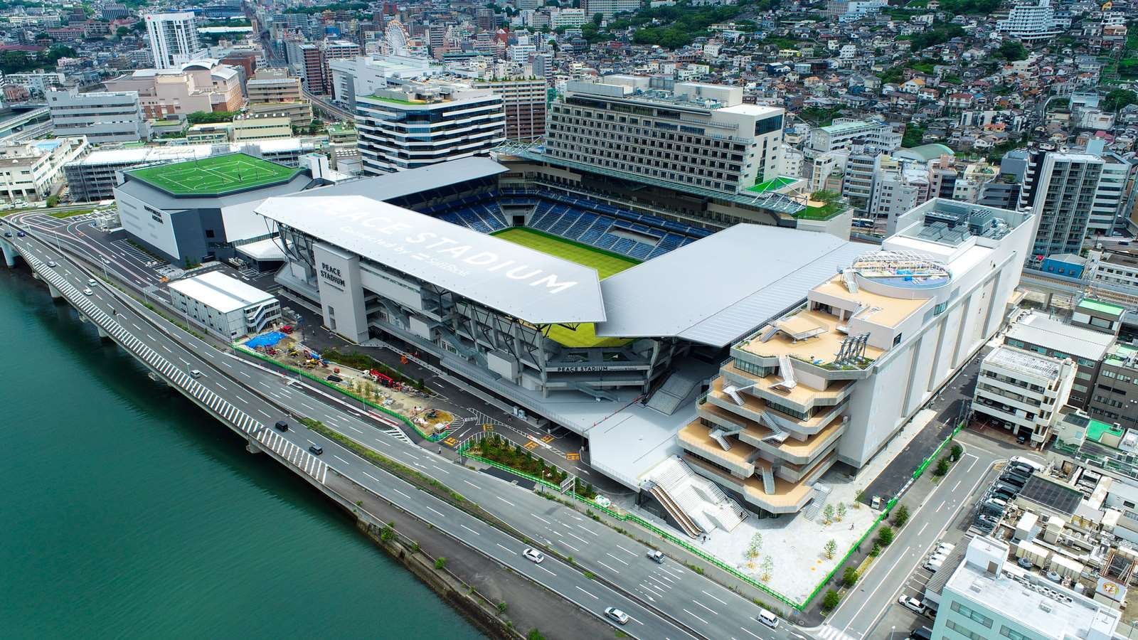 長崎スタジアムシティ全景。長崎駅の北に位置する（画像提供：ジャパネットホールディングス）