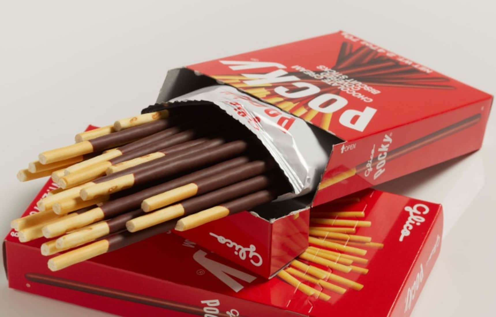 Pocky. Японские сладости поки. Японские палочки в шоколаде. Японские съедобные палочки. Поки палочки.