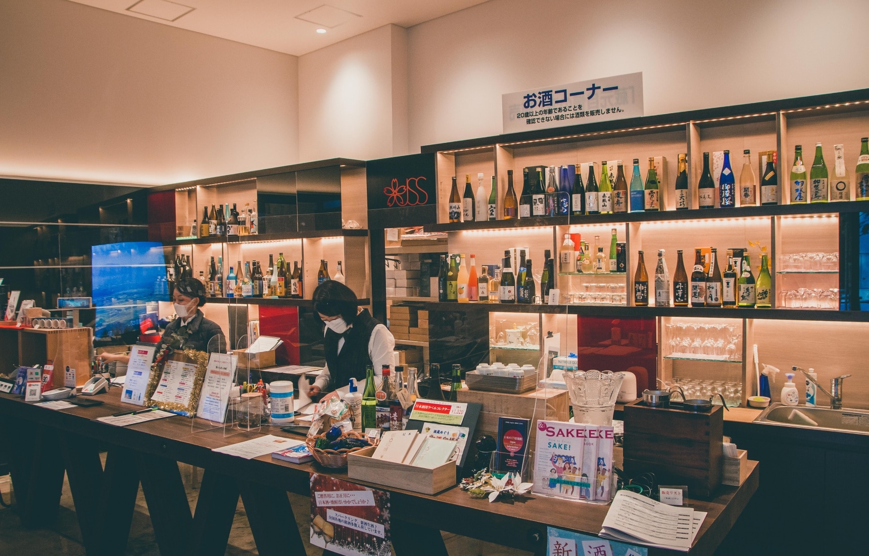 【喝在日本】一杯只要100日圓？！比居酒屋還划算的試飲設施「日本の酒情報館」
