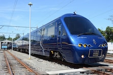 伊豆急行の新しい観光列車「The Royal Express」が21日デビュー