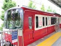 羽田空港行きの1番列車が発車！ 外観も車内も“台湾づくし”の京急「ビビビビ！台湾号」運行開始