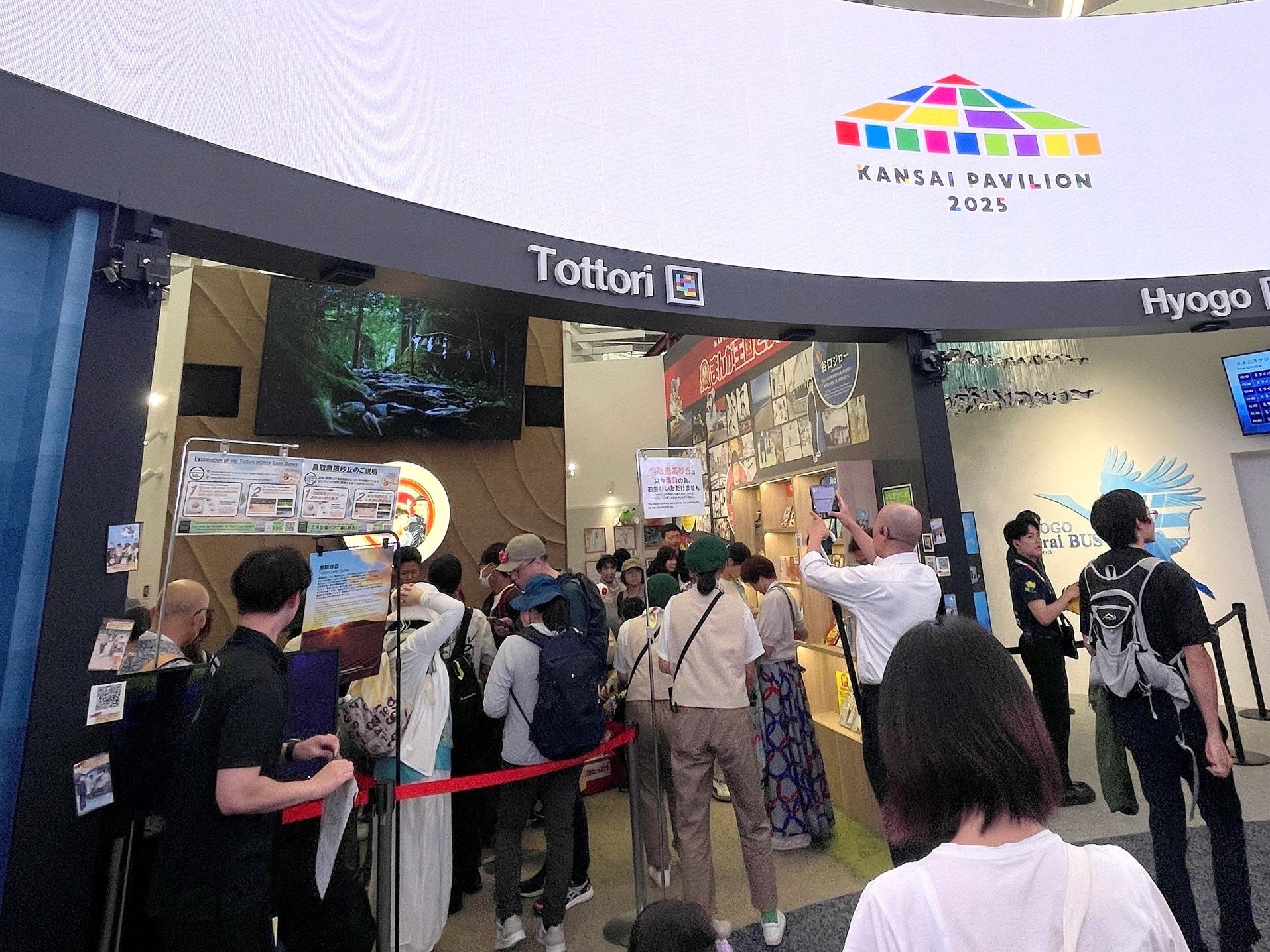 関西パビリオンは中でも並ぶ、行列規制解除を待つ人がたむろしたりして人口密度が高い