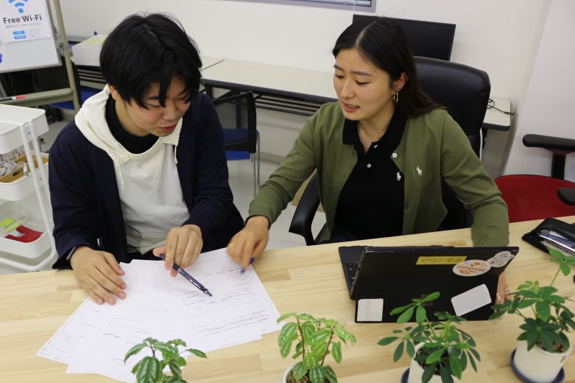 総合型選抜の塾「キャリナビ」で学生と対話する嶋崎さん