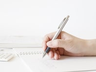 24年度「ボールペンの売上」ランキング！2位「ジェットストリーム 0.7mm 黒」、1位は？ 専門家の解説も