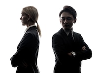 ハラスメントを恐れる「就職氷河期世代」と対面での会話が苦手な「若手世代」が知らないと損すること