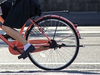 自転車の「ながら運転」は反則金1万2000円!? 弁護士YouTuberに聞く、厳罰化の背景