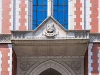 なぜ銀行で「慶應」が早稲田を“圧倒”できるのか？ 3大財閥系10社の「大学別就職ランキング」