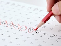 「宿題のマルつけは親」はもう限界？ 「一律の宿題」そのものを廃止する学校が出てきている納得の理由