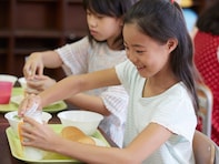 小学生のとき好きだった給食ランキング！ 定番の「あげぱん」や「ソフト麺」を抑えた1位のメニューとは