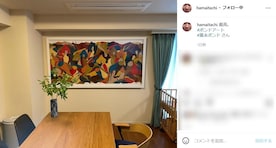 かまいたち濱家、130万円の絵画を飾った120平米の自宅リビングを公開！ 「オシャレなお家」「絵とっても素敵です」