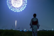 好きな花火ソングランキング！ 3位はAdoの『花火』、2位はMr.Childrenの『HANABI』、1位は？