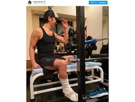 武田真治、骨折の報告＆最新筋肉ショットに「痛々しい姿なはずなのに、オシャレでカッコ良く見えました」